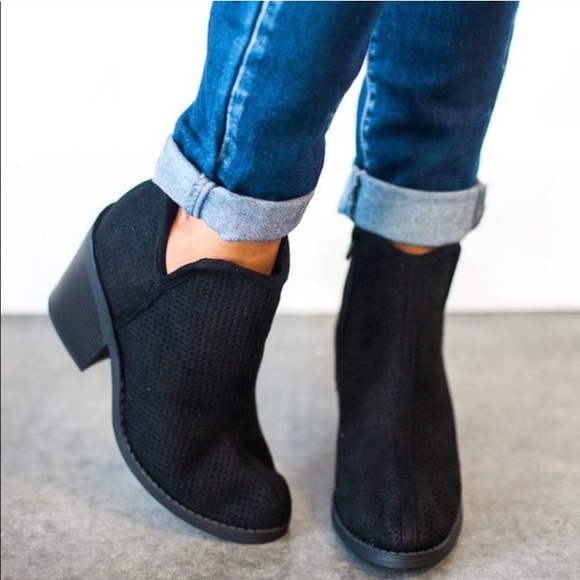 SALE 🖤 Vegan Black Leather Booties - Picture 2 of 3